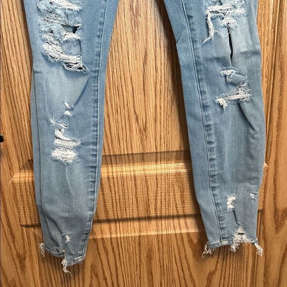 American Eagle Outfitters Women's Light Blue Ripped Skinny Jeans size 4 - Picture 2 of 6
